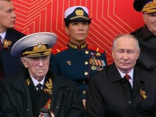 Ветеран ВОВ в ходе парада передал Путину конверт (ВИДЕО)