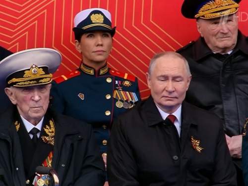 Стала известна личность женщины, сидевшей рядом с Путиным на Параде Победы (ФОТО) Стала известна личность женщины, сидевшей рядом с Путиным на Параде Победы (ФОТО)
