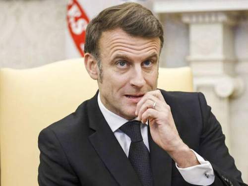 „Эй! Эй! Эй!“: Макрон резко осадил зал на форуме в Африке
