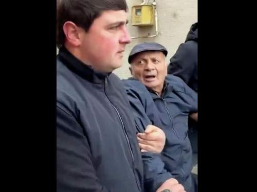 Охрана Пашиняна вытолкала с митинга деда погибшего военного, зажав ему рот Охрана Пашиняна вытолкала с митинга деда погибшего военного, зажав ему рот