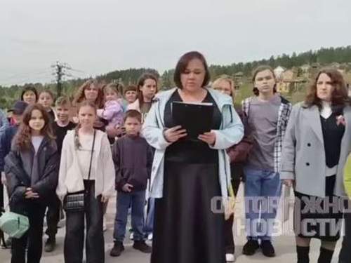 Жители Приангарья попросили Си построить школу: «Готовы учить китайский» (ВИДЕО) Жители Приангарья попросили Си построить школу: «Готовы учить китайский» (ВИДЕО)