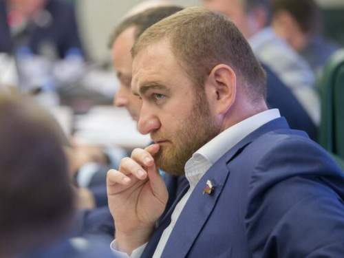ТАСС: экс-сенатор Арашуков предлагал $5 млн за привилегии в ИК «Черный дельфин» ТАСС: экс-сенатор Арашуков предлагал $5 млн за привилегии в ИК «Черный дельфин»