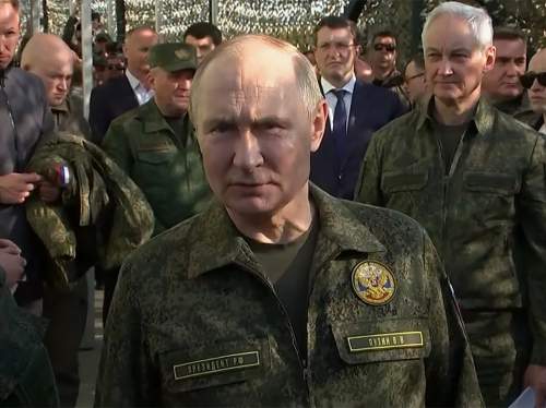 СМИ: Минфин и ЦБ РФ сообщили Путину о необходимости сократить военные расходы