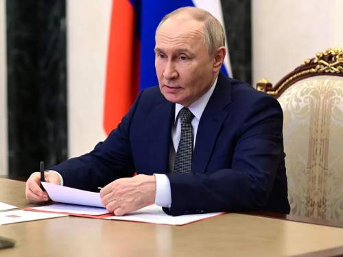 Уехавшим россиянам смогут арестовывать имущество и счета: Путин подписал закон