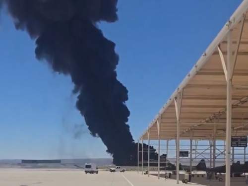 CNN: при крушении B 52 в Калифорнии погибли 8 человек (ВИДЕО) CNN: при крушении B 52 в Калифорнии погибли 8 человек (ВИДЕО)