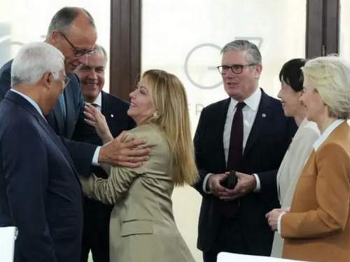 Фото Мелони на G7 стало вирусным: соцсети заполнили мемы и шутки (ФОТО)