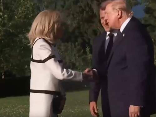 Жест Трампа в адрес первой леди Франции на ужине в Версале смутил Сеть (ВИДЕО)