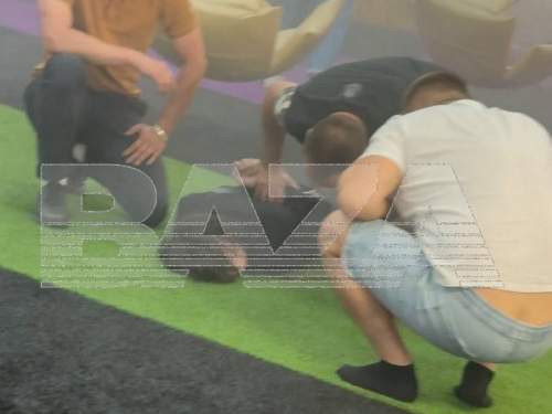 Мужчина с мачете напал на посетителей ТЦ в Краснодаре: есть жертвы (ВИДЕО) Мужчина с мачете напал на посетителей ТЦ в Краснодаре: есть жертвы (ВИДЕО)