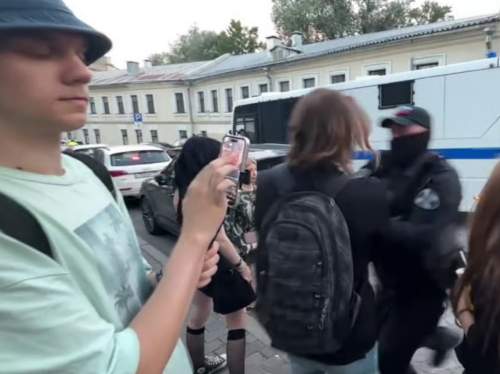 Жесткое задержание в центре Москвы стримера, помахавшего автозаку, сняли на видео (ВИДЕО) Жесткое задержание в центре Москвы стримера, помахавшего автозаку, сняли на видео (ВИДЕО)